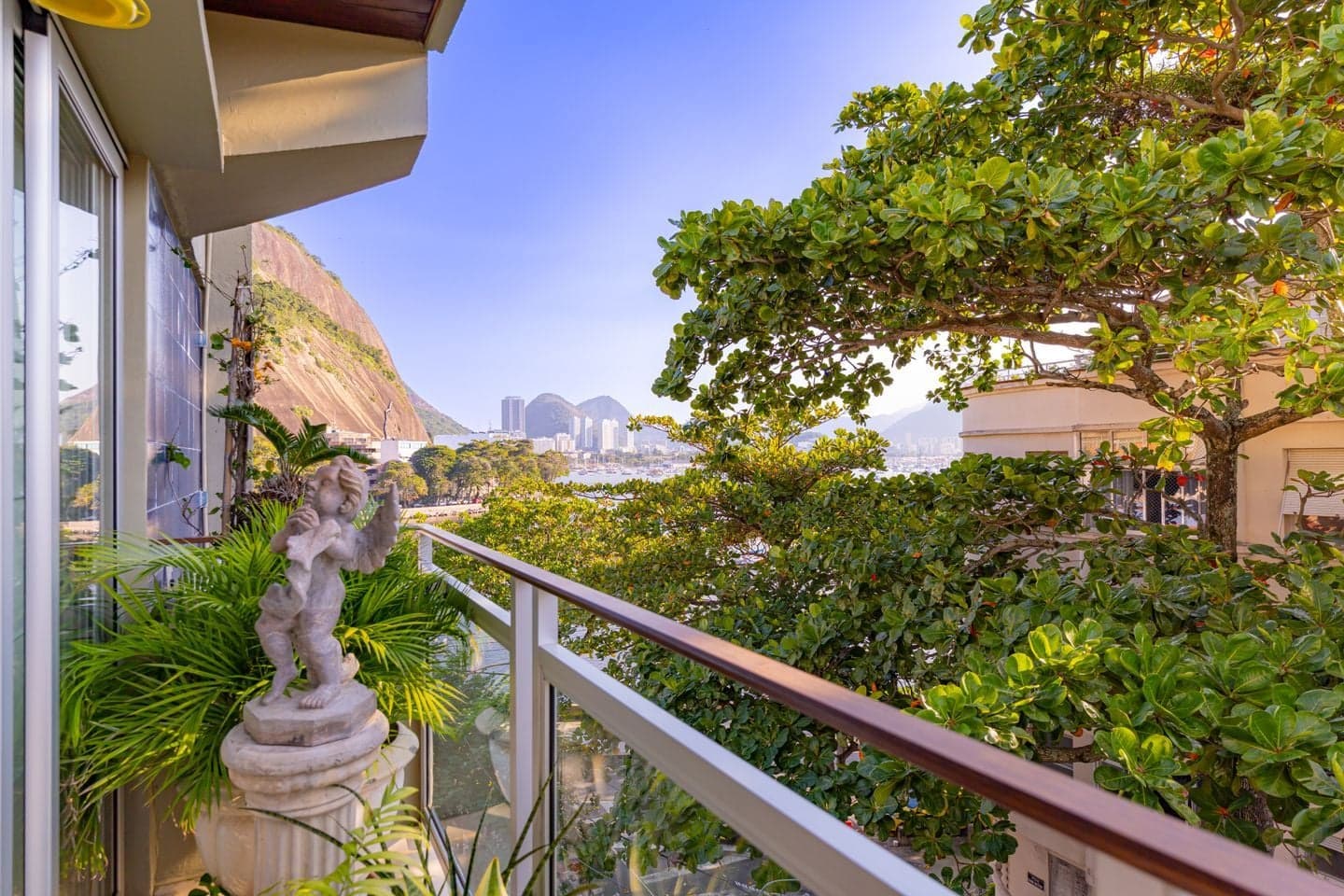 Elegância atemporal na Urca, com exclusividade e amplitude