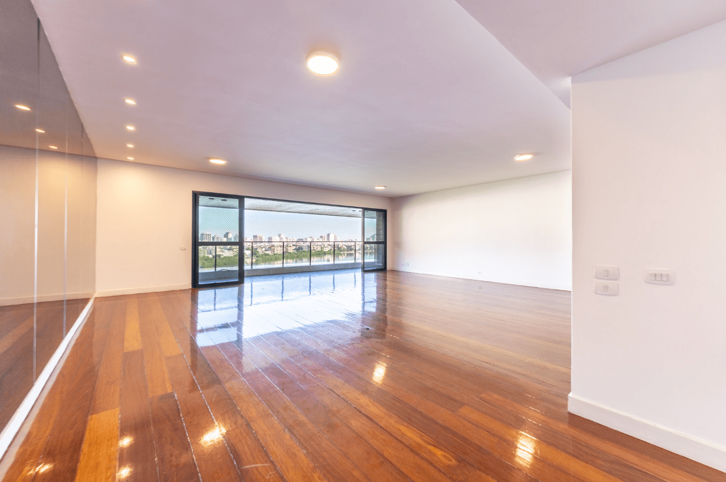 Spacious 4-Suite Apartment with Lagoon View