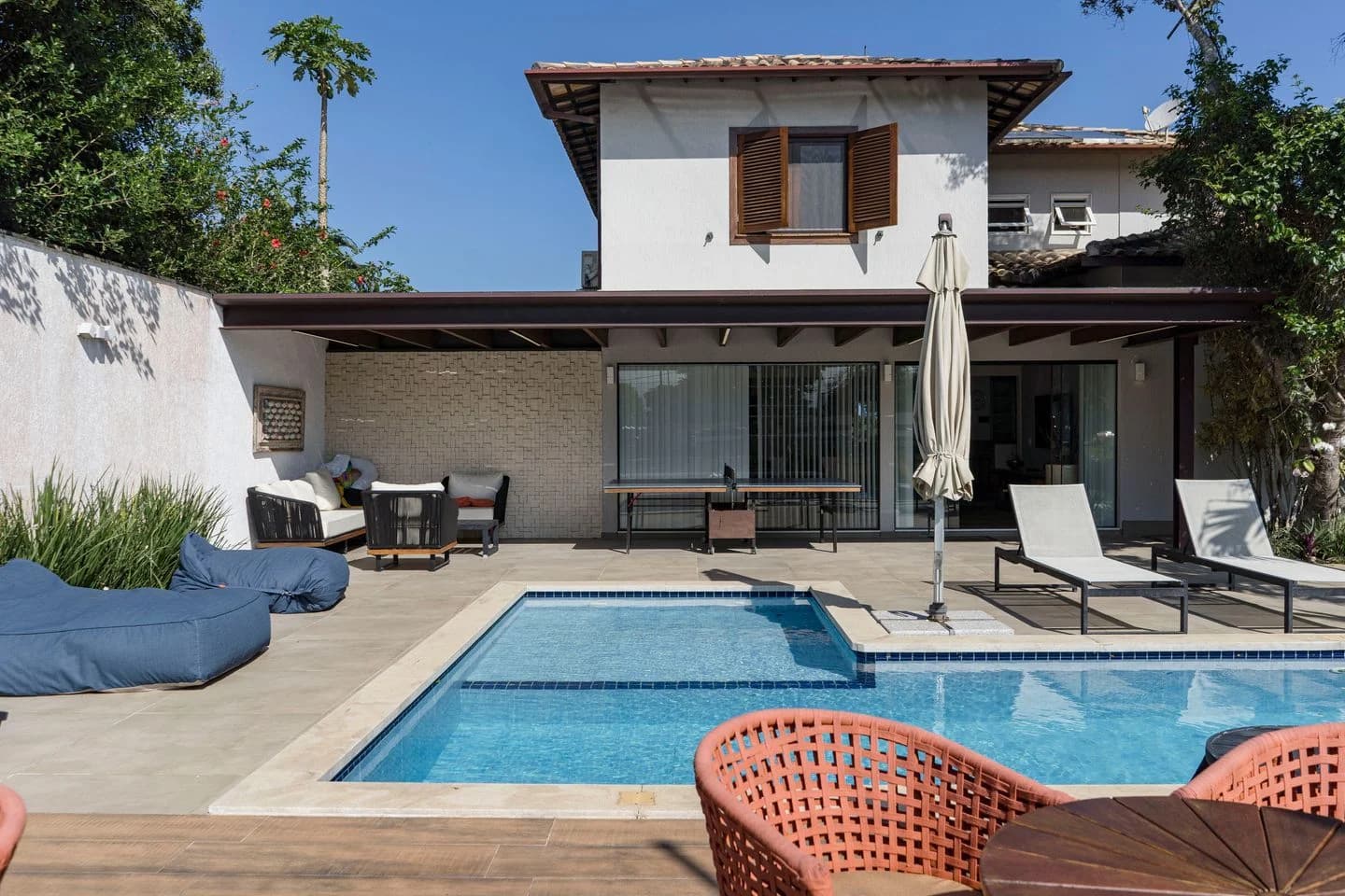 Casa con zona de ocio completa en Ferradura